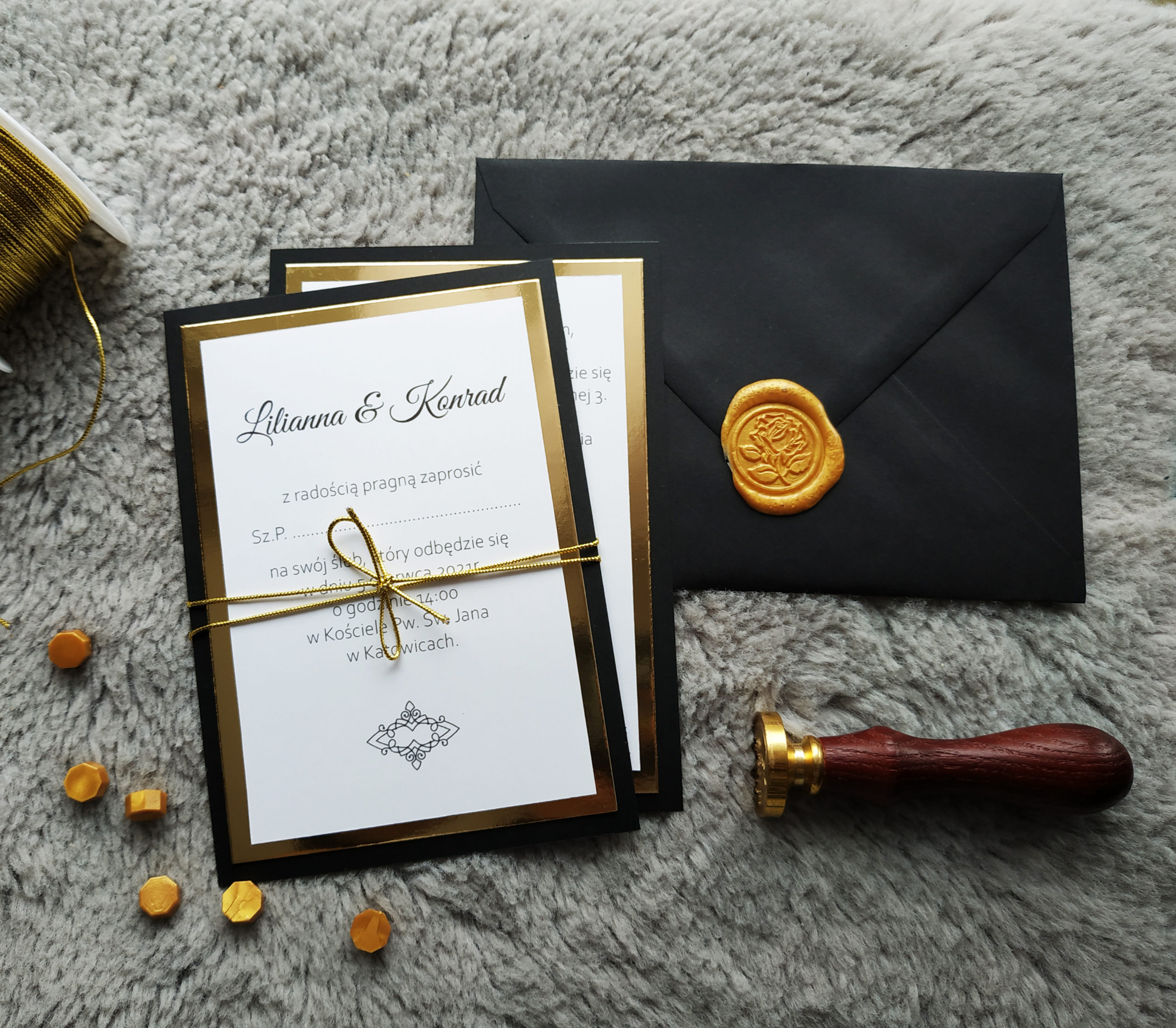 Zaproszenie Czarno - złote - Komplet